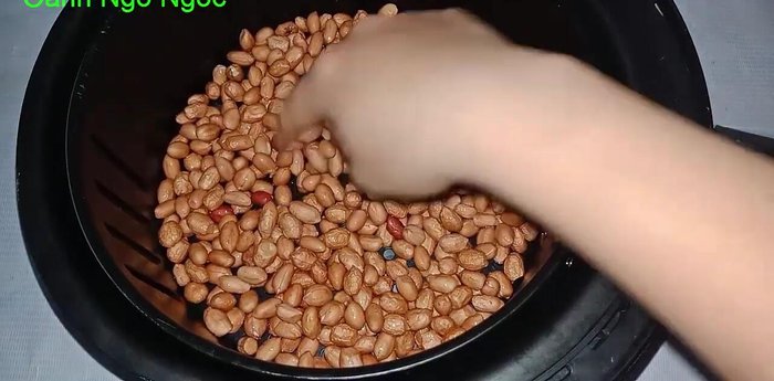 Cho lạc vào nồi chiên không dầu. Lớp lạc dàn đều.