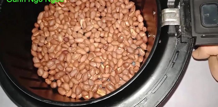 Lấy lạc ra, để nguội và thưởng thức.