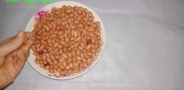 Chọn lạc đã bóc vỏ, đều nhau, bỏ bớt hạt mốc, hạt nhỏ. Rửa sạch lạc và để ráo nước.