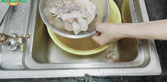 Ướp mực: Đập dập hành tím, tỏi. Cho hành, tỏi, ớt, tương ớt, dầu hào, gia vị vào trộn đều với mực. Ướp khoảng 30 phút để mực ngấm gia vị. (150.91)