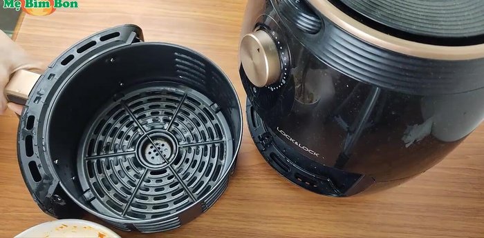 Làm nóng nồi chiên không dầu ở 180 độ C. Xếp mực vào nồi, có thể phết thêm một ít dầu lên trên mực. Nướng 10 phút. (358)