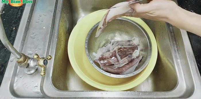 Làm sạch mực ống bằng rượu trắng và muối. Rửa sạch mực, dùng rượu trắng để khử mùi tanh và loại bỏ lớp da bên ngoài. (50.57)