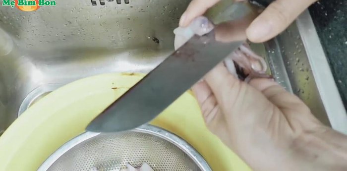 Cắt mực thành từng miếng vừa ăn. (78.35)