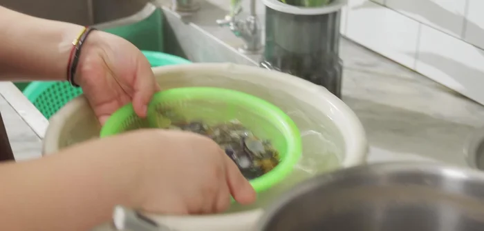 Đãi hến: Cho hến vào rổ, nhúng vào chậu nước, khuấy đều để thịt hến tách vỏ, lựa thịt hến ra ngoài.