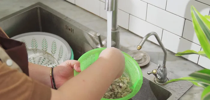 Rửa sạch thịt hến đã đãi, để ráo.