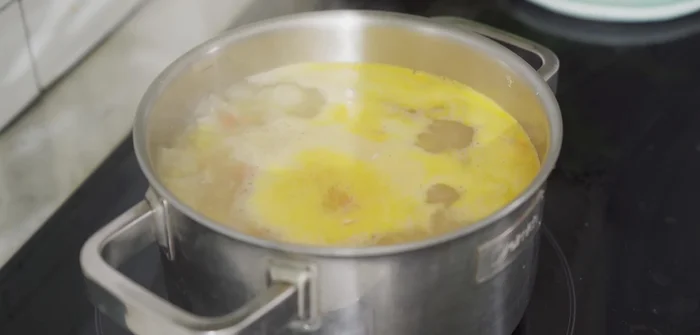 Đun sôi, hạ lửa nhỏ, nấu thêm 2-3 phút. Tăng nhiệt độ, cho cà chua bổ múi cau vào, nêm gia vị (bột ngọt, bột canh, bột nêm, nước mắm, đường tùy thích).