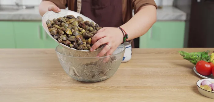 Rửa hến vài lần cho sạch bùn đất, ngâm với nước pha chút muối (có thể thêm nước vo gạo) khoảng 2-3 tiếng, thỉnh thoảng vò và thay nước.