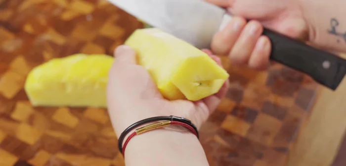 Chuẩn bị nguyên liệu: Cà chua xắt hạt lựu (một nửa), dứa gọt vỏ, bỏ lõi, một nửa xắt hạt lựu, nửa còn lại thái miếng tam giác. Hành, tỏi băm nhỏ. Rau răm, hành lá thái khúc. Ớt xắt lát, bỏ bớt hạt.