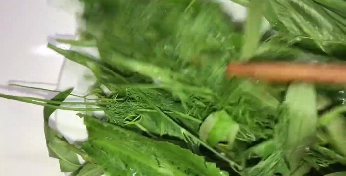 Thái nhỏ rau răm, hành lá, hành tươi.