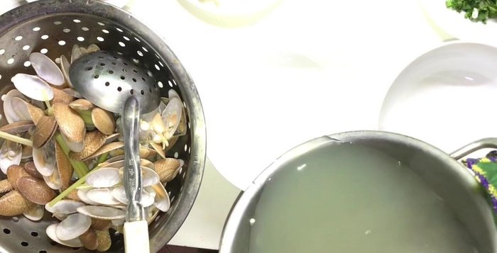Vớt ngao ra, lọc lấy phần thịt, giữ lại nước luộc.