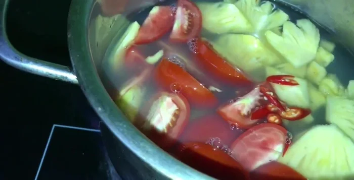Cho ngao vào nồi canh đang sôi.