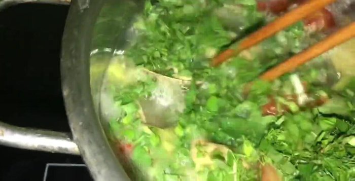 Nêm nếm gia vị cho vừa ăn. Khi canh sôi trở lại, cho rau răm, hành lá, hành tươi vào.