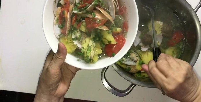 Tắt bếp, múc canh ra bát và thưởng thức.