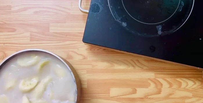 Cho nước cốt dừa loãng vào khi chè nguội bớt. Nếu muốn chè sánh hơn, cho thêm bột quế chè pha loãng khi gần tắt bếp.