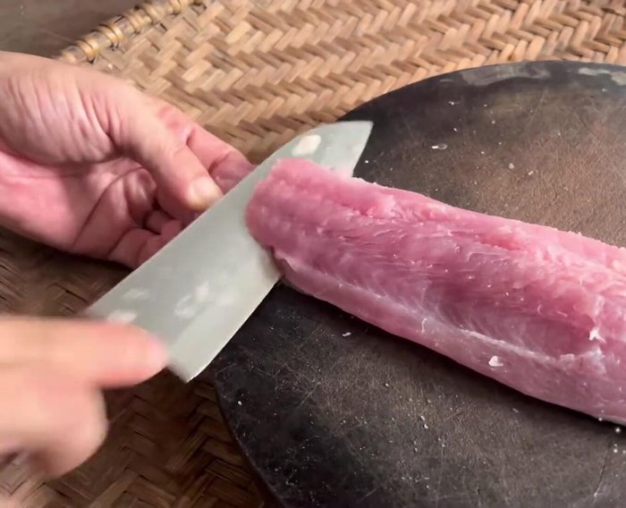 Loại bỏ lớp da phần phi lê cá. Dùng khăn giấy thấm khô phi lê để khi thái không bị nát.