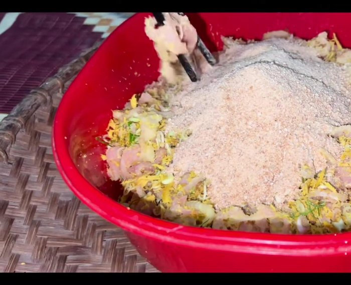 Trộn đều gỏi cá với thính gạo.