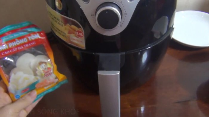 Đặt nhiệt độ và thời gian chiên phù hợp với loại tôm và nồi chiên của bạn (tham khảo hướng dẫn sử dụng của nồi chiên).