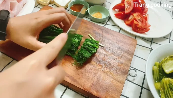 Sơ chế hành lá và thì là: Nhặt, rửa sạch, thái nhỏ.