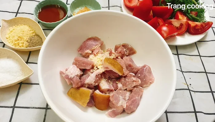 Ướp thịt lợn: Ướp với hạt nêm và hạt tiêu.