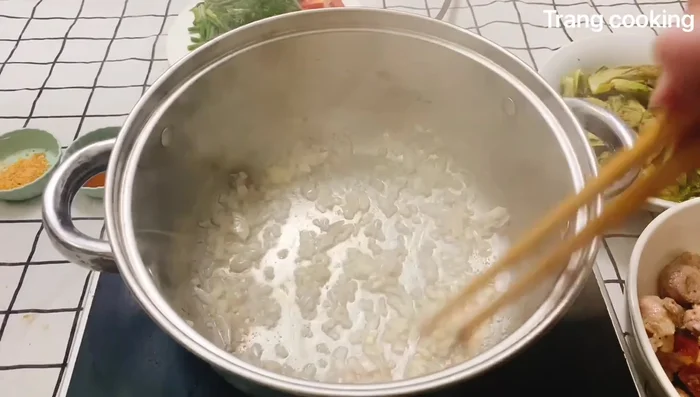 Phi thơm hành tím, cho cà chua vào xào.