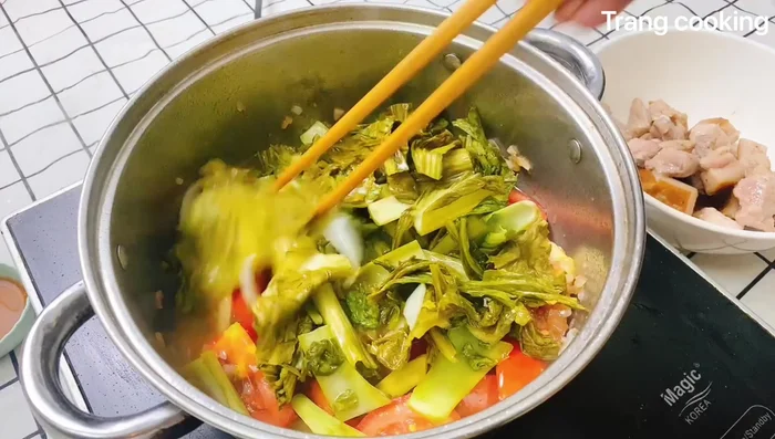 Cho dưa chua vào xào cùng.
