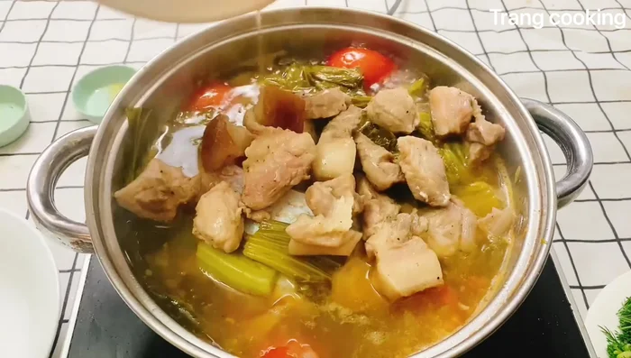 Cho thịt vào nấu cùng.