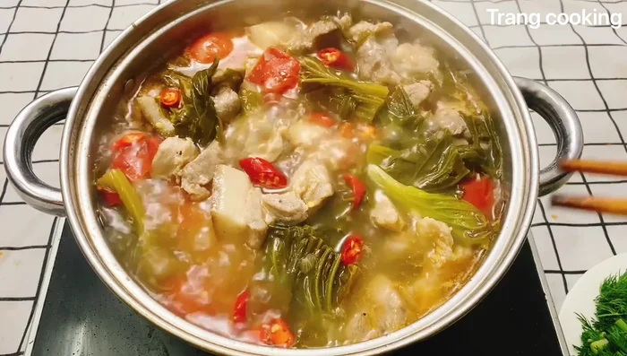 Đun nhỏ lửa khoảng 10 phút cho cá chín.