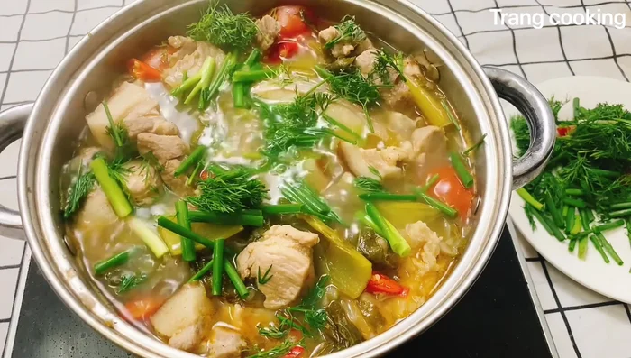 Cho hành lá và thì là vào, tắt bếp.
