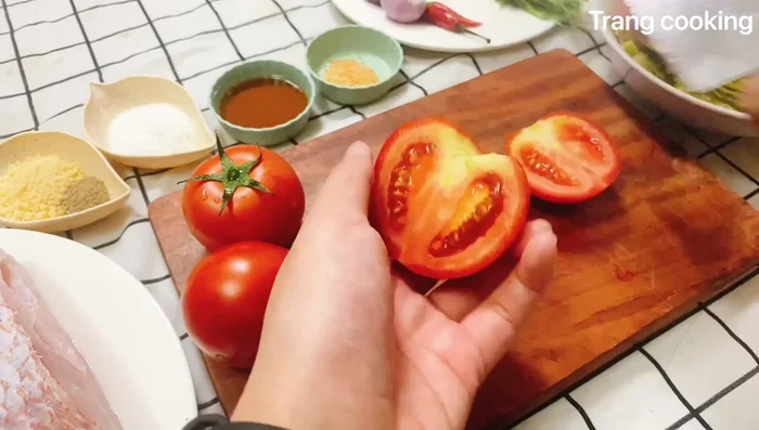 Sơ chế cà chua: Rửa sạch, bỏ cuống, bổ múi cau.