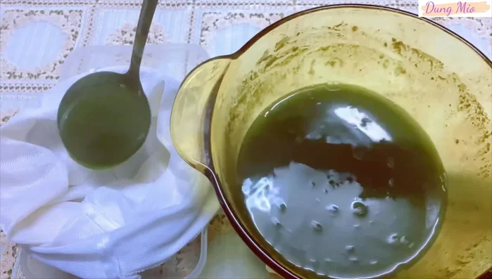 Lọc hỗn hợp qua túi lọc và đổ vào khuôn.