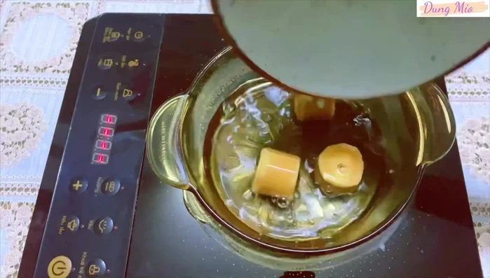 Nấu nước đường: Cho 100g đường thốt nốt và 200ml nước lọc vào nồi, đun sôi đến khi đường tan hết và nước đường hơi kẹo lại.