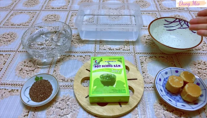 Ngâm 10g hạt chia với 300ml nước khoảng 30 phút.