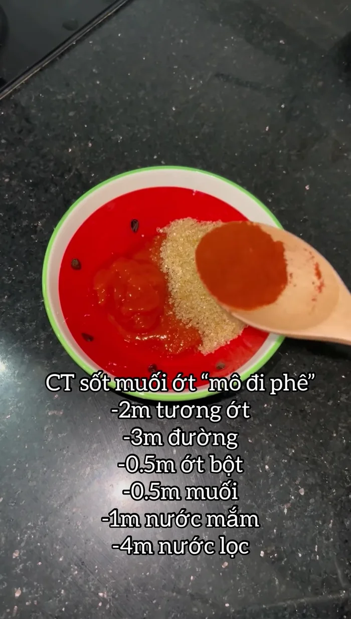 Làm sốt muối ớt: Cho 2 muỗng đường, ½ muỗng ớt bột, 1 muỗng muối, 1 muỗng nước mắm và 40ml nước lọc vào bát, khuấy đều.