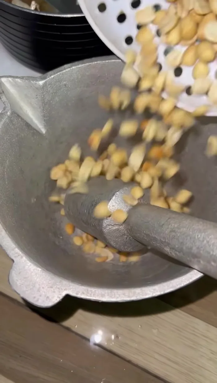 Nướng hột vịt lộn: Bóc trứng vịt lộn, đặt lên bếp than nướng. Phải đặt trứng ngang để giữ vững.