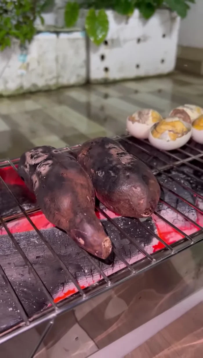Nướng các nguyên liệu khác: Nướng ngô, khoai, xúc xích, cá bống, mực cùng lúc với trứng vịt lộn.