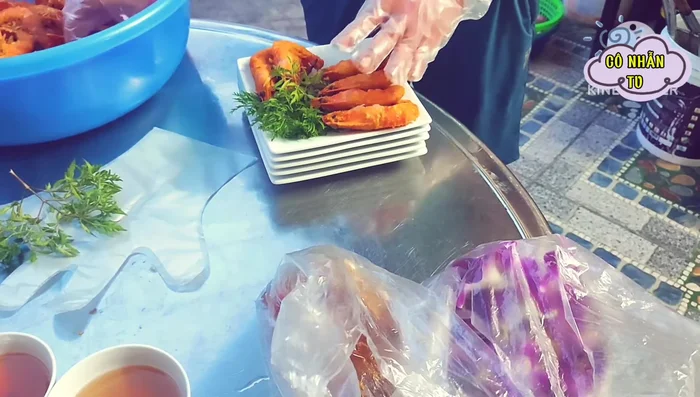 Xếp tôm ra đĩa: Có thể xếp theo kiểu đĩa vuông hoặc đĩa bầu dục. Trang trí với đinh lăng và hoa lan (hoặc cà rốt, củ cải) cho đẹp mắt.