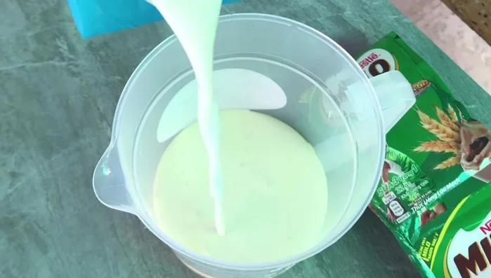 Cho khoảng 300ml Milo vào hỗn hợp.