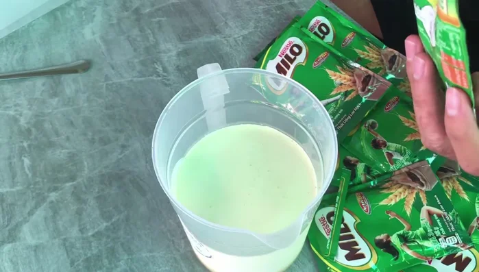 Đổ hỗn hợp vào túi nilon hoặc khuôn kem.
