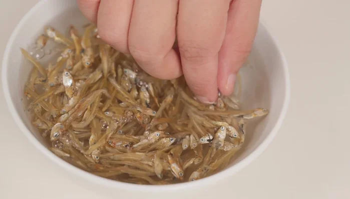 Rửa sạch cá cơm khô, ngâm nước 15 phút cho mềm, đun sôi 3 phút, chắt lấy nước cốt. (190.0)