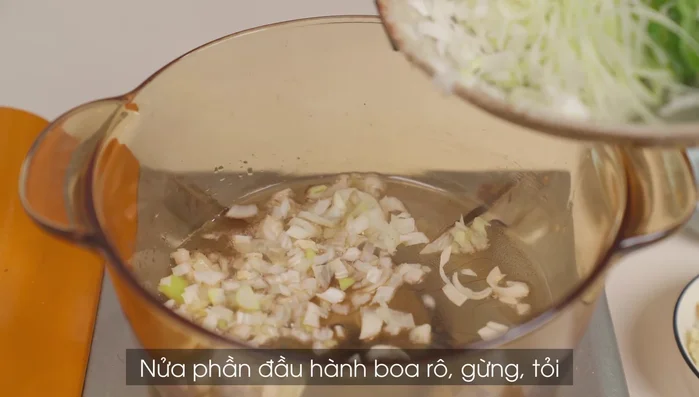 Xào thịt bò với dầu ăn, dầu mè, hành, gừng, tỏi cho chín tới. (305.759)