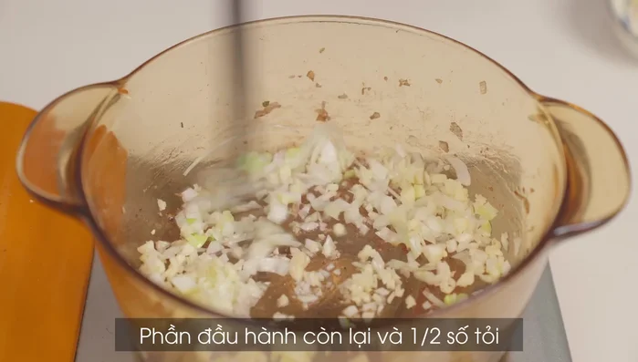 Phi thơm hành, tỏi, xào kim chi với đường, ớt bột (nếu dùng), tương ớt cho săn lại. (347.16)
