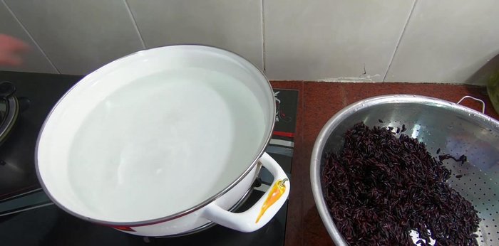 Cho nếp cẩm vào nồi, đổ nước và đun sôi. Đun nhỏ lửa khoảng 30-40 phút cho nếp cẩm nở mềm.