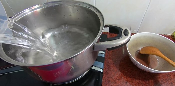 Trong khi chờ nếp cẩm chín, cho khoai môn và khoai lang vào nồi khác, thêm khoảng 800ml nước, 1 chút muối. Đun nhỏ lửa khoảng 20 phút cho khoai mềm.