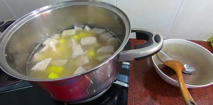 Khi khoai đã mềm, cho nếp cẩm đã chín vào nồi khoai. Khuấy đều.