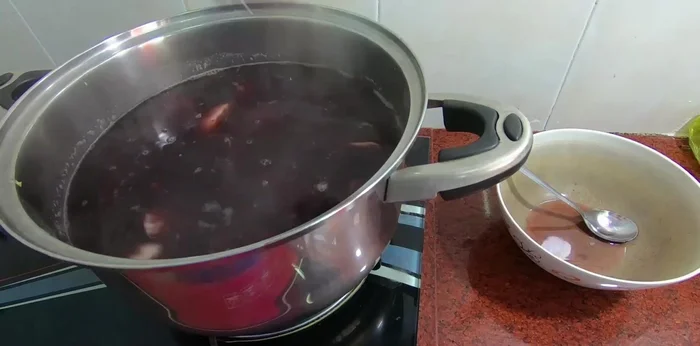 Thêm đường phèn, vani và nước cốt dừa vào nồi. Khuấy đều và đun đến khi đường tan hết.