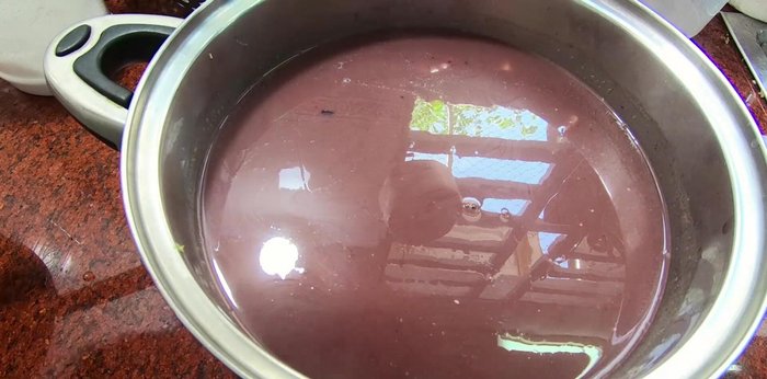 Tắt bếp, múc chè ra bát và thưởng thức.