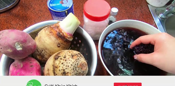 Ngâm nếp cẩm qua đêm cho mềm. Sáng hôm sau, vo sạch nếp cẩm.