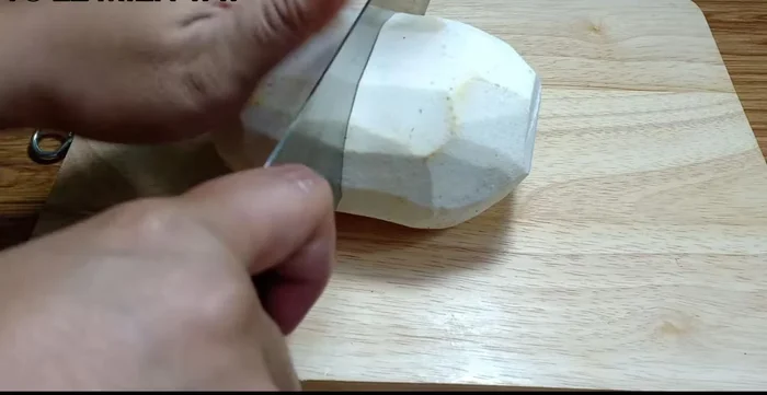 Sơ chế nguyên liệu: Cắt bí đỏ, khoai môn, khoai lang thành miếng vừa ăn. Cắt cơm dừa thành sợi dài hoặc vuông tùy thích.