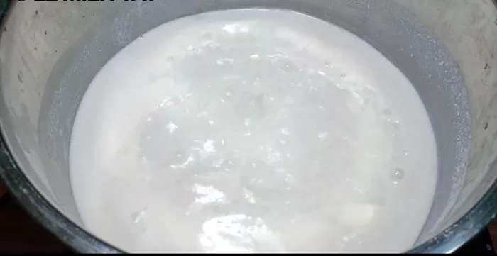 Cho khoai môn vào nấu chín tới.