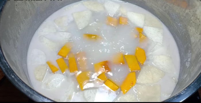 Cho bí đỏ vào nấu.